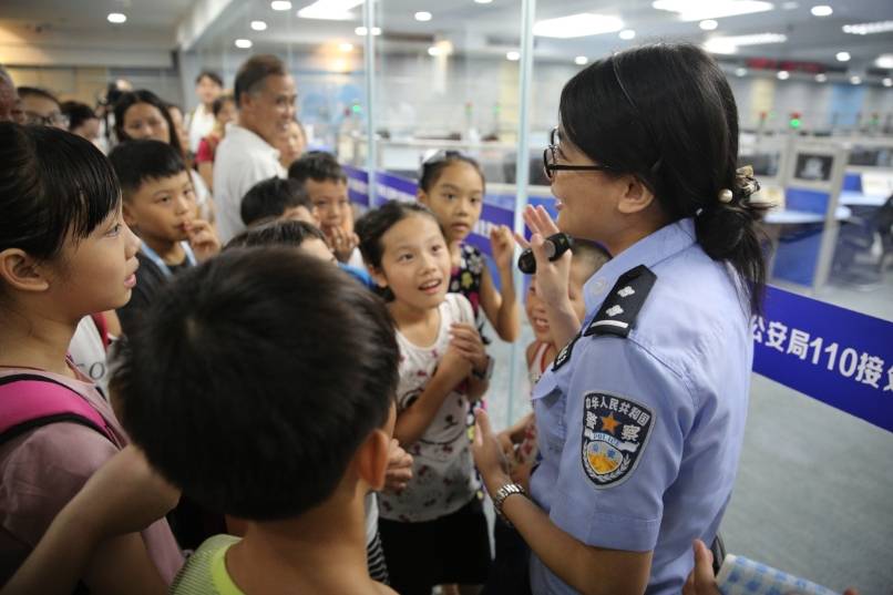 35年受理报警求助过亿宗 每分钟10个电话打进广州110“Bsports必一体育”(图7)
35年受理报警求助过亿宗 每分钟10个电话打进广州110“Bsports必一体育”(图7)