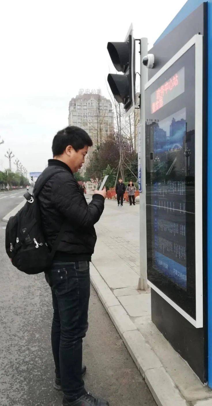 必一|
公交到站提前知！眉山这个县城首批智慧公交电子站牌“上岗”了(图4)