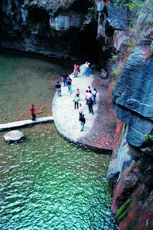 奥雅设计集团获CIHAF2013年度优秀景观设计机构大奖---李方悦女士参加第七届世界前沿建筑论坛暨颁奖典礼_Bsports必一体育(图3) b体育