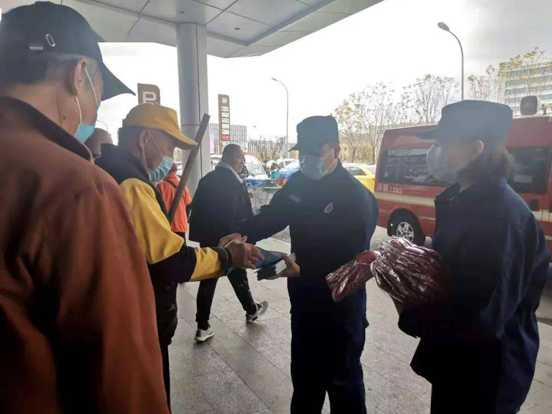 【b体育】
保税支队流动宣传车“走街串巷”为住民送上“防火秘笈”(图4)