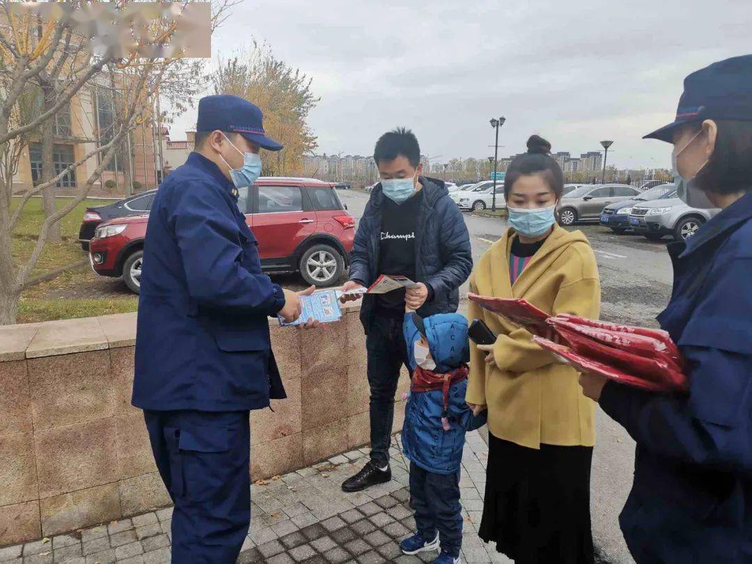 【b体育】
保税支队流动宣传车“走街串巷”为住民送上“防火秘笈”(图5)