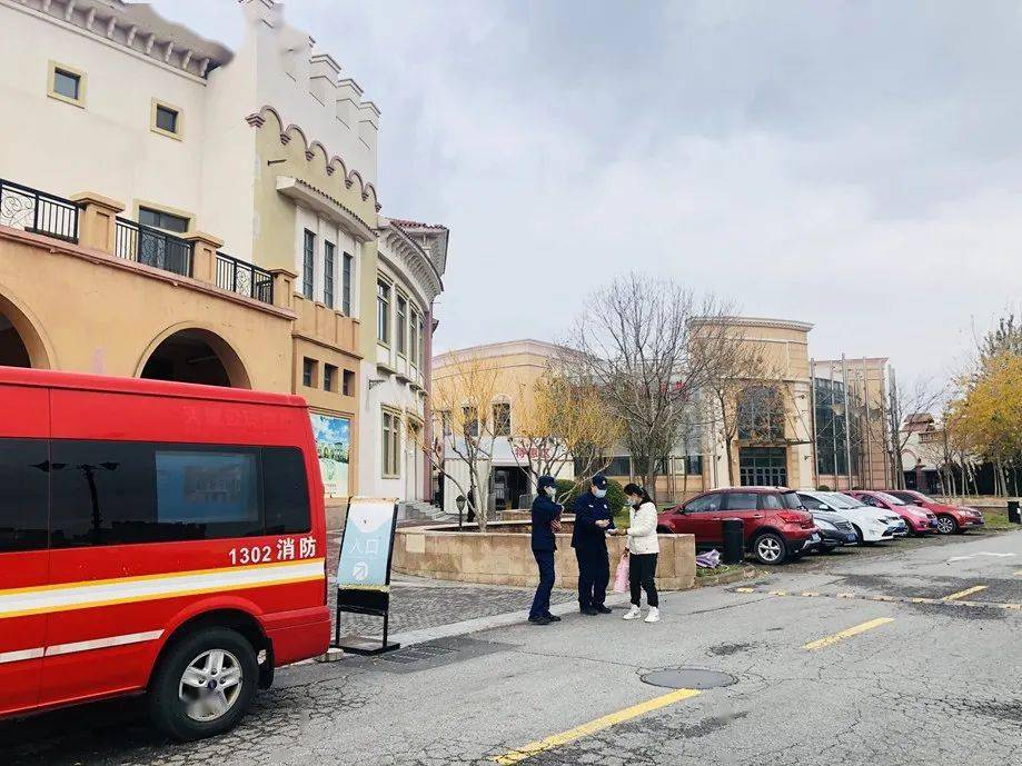 【b体育】
保税支队流动宣传车“走街串巷”为住民送上“防火秘笈”(图7)