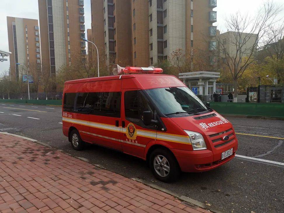 【b体育】
保税支队流动宣传车“走街串巷”为住民送上“防火秘笈”(图8)