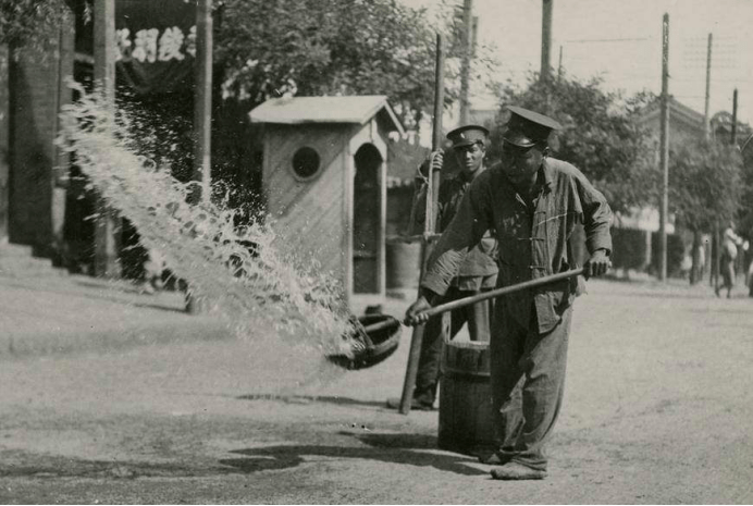 
百年前上海为了都会卫生也是拼了 天天10点前倒垃圾 超时罚款_必一(图7)